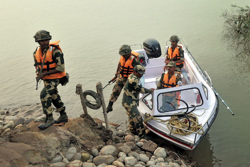 BSF-personnel-on-patrol-along-India-Pakistan-border.jpg
