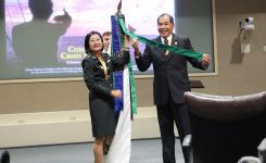 Sr. Col. Kanobsri Gesorn of Thailand and Director Gumataotao add the class streamer to the DKI APCSS flag.